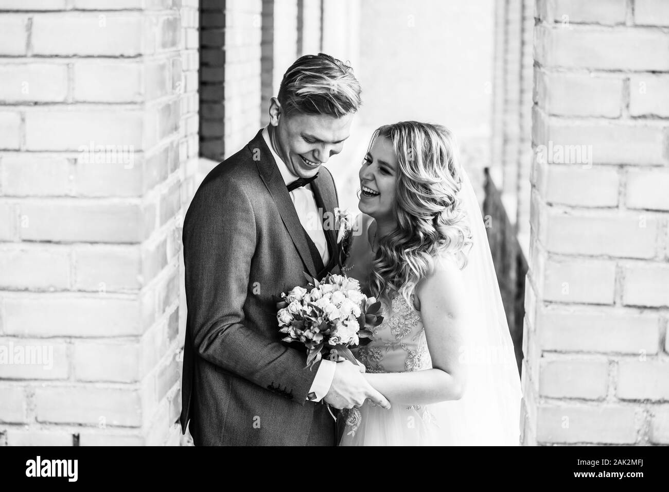 Ritratto di una felice coppia di sposi. foto in bianco e nero Foto Stock