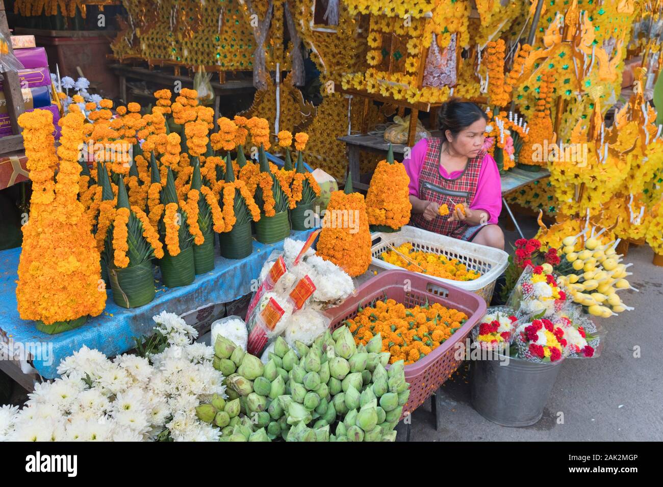 Venditore di fiori vicino a Città Santuario pilastro Vientiane Laos Foto Stock