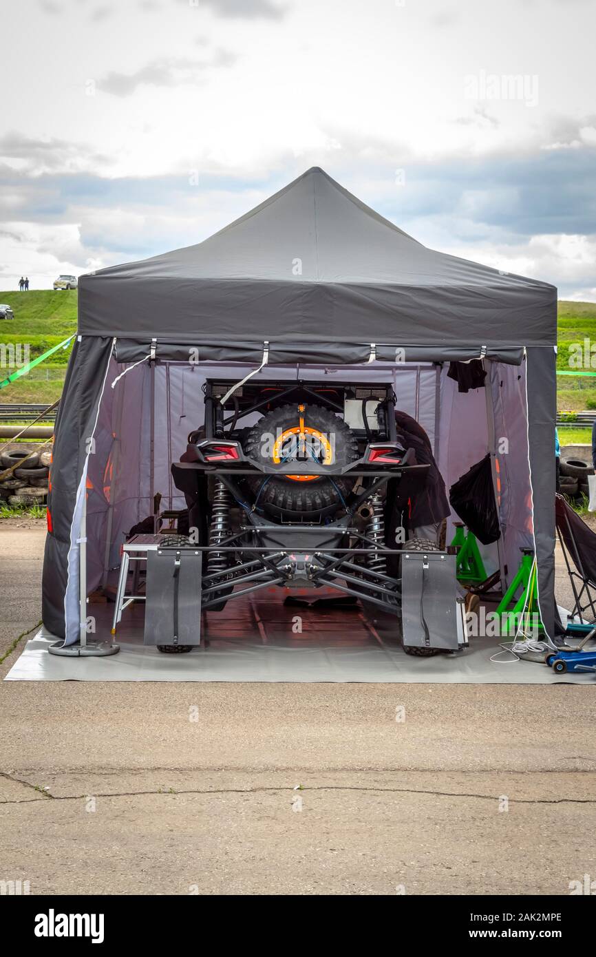 Buggy nella boxe sotto una tenda durante la preparazione per la concorrenza. Foto Stock