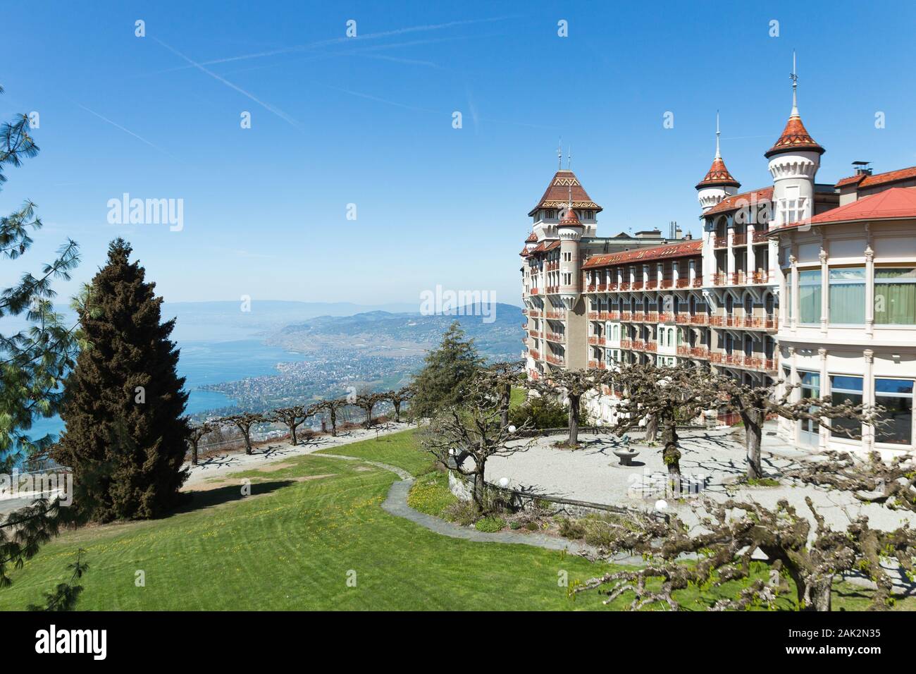 Marzo 2019. Bella foto della Scuola svizzera di gestione degli hotel SHMS in Svizzera (Caux-Montreux). Giornata di sole, cielo blu e erba verde di lusso. Foto Stock