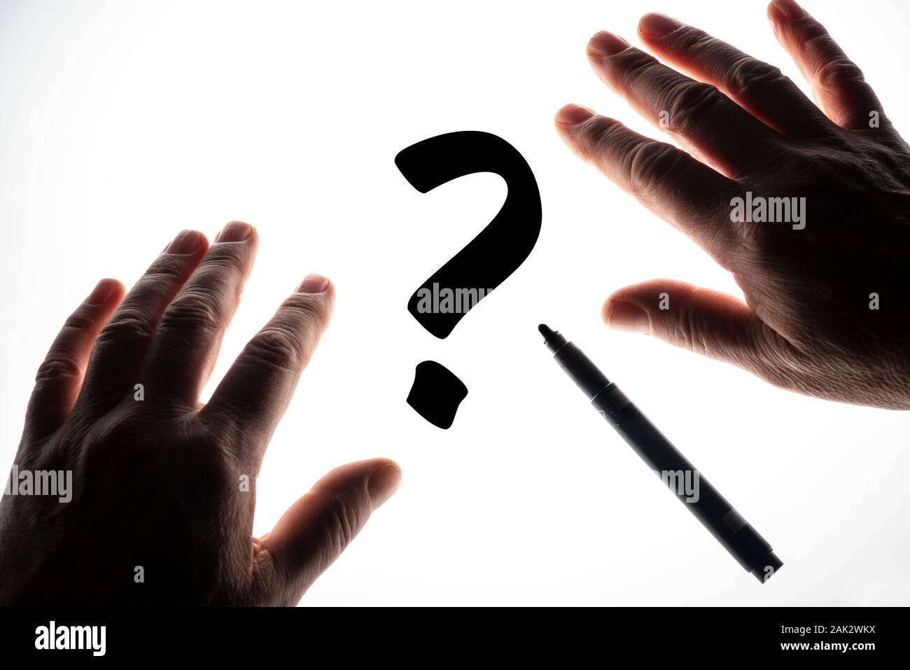 Il simbolo del punto interrogativo scritto su una superficie retroilluminata Foto Stock