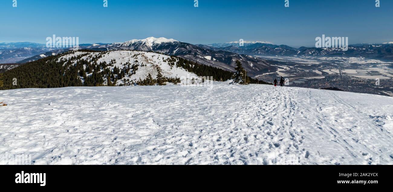 Meravigliosa vista dalla collina Mincol in inverno Mala Fatra montagne in Slovacchia con molte colline e cime e cielo chiaro Foto Stock