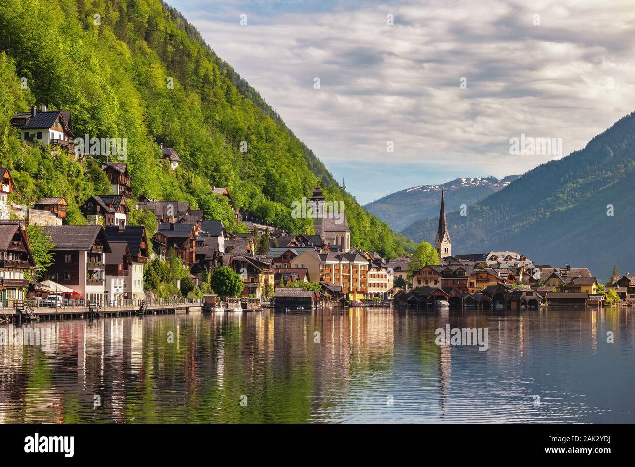 Hallstatt Austria, natura paesaggio di Hallstatt village con il lago e montagna Foto Stock