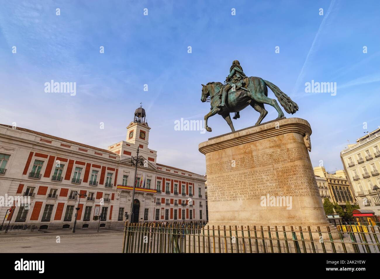 Madrid Spagna, skyline della città a Puerta del Sol e la Torre dell'orologio di Porta del Sole con la statua equestre di Carlos III Foto Stock