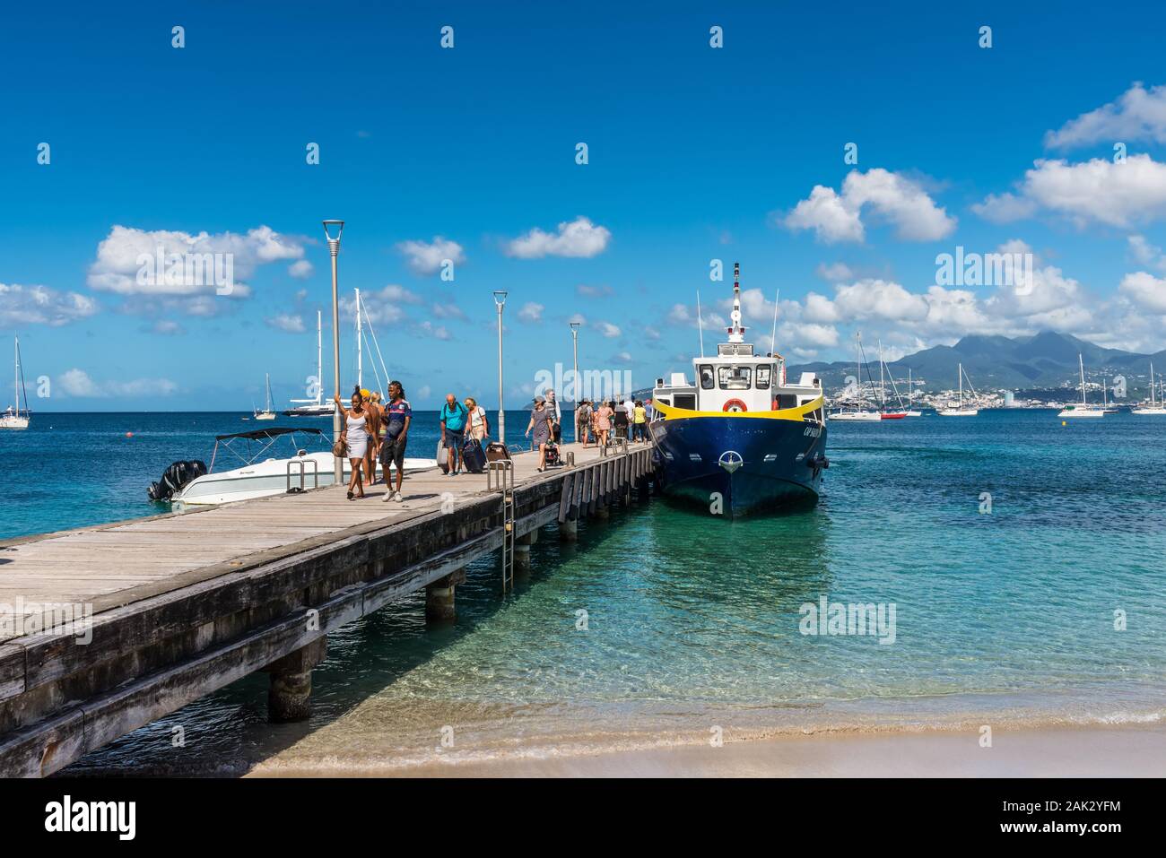 Les Trois-Ilets, Martinica - Dicembre 13, 2018: nave passeggeri e turisti al molo in Anse Mitan baia sulla costa del Les Trois-Ilets, Ma Foto Stock