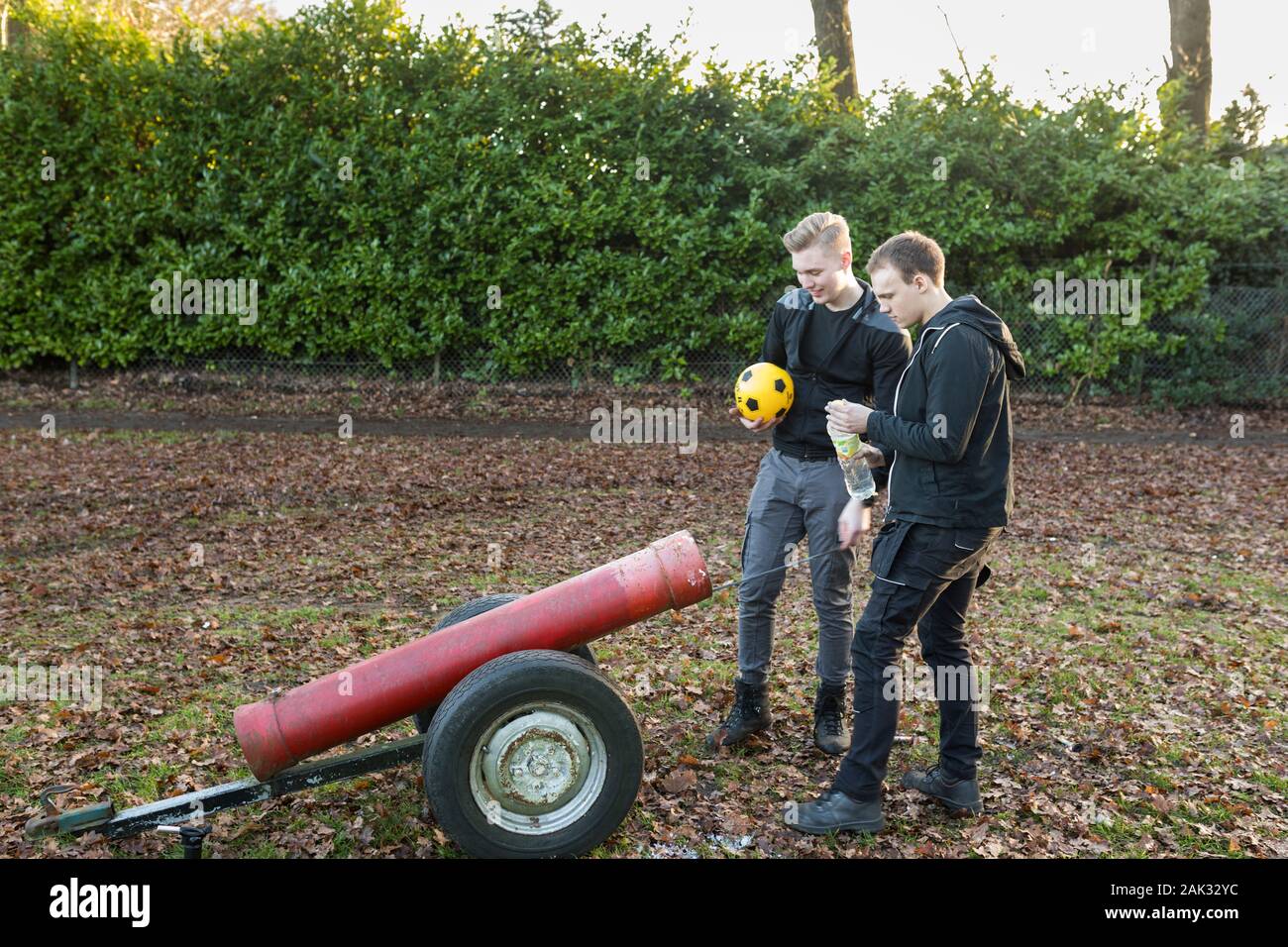 Due ragazzi impegnati con le riprese di carburo a Capodanno nei Paesi Bassi Foto Stock