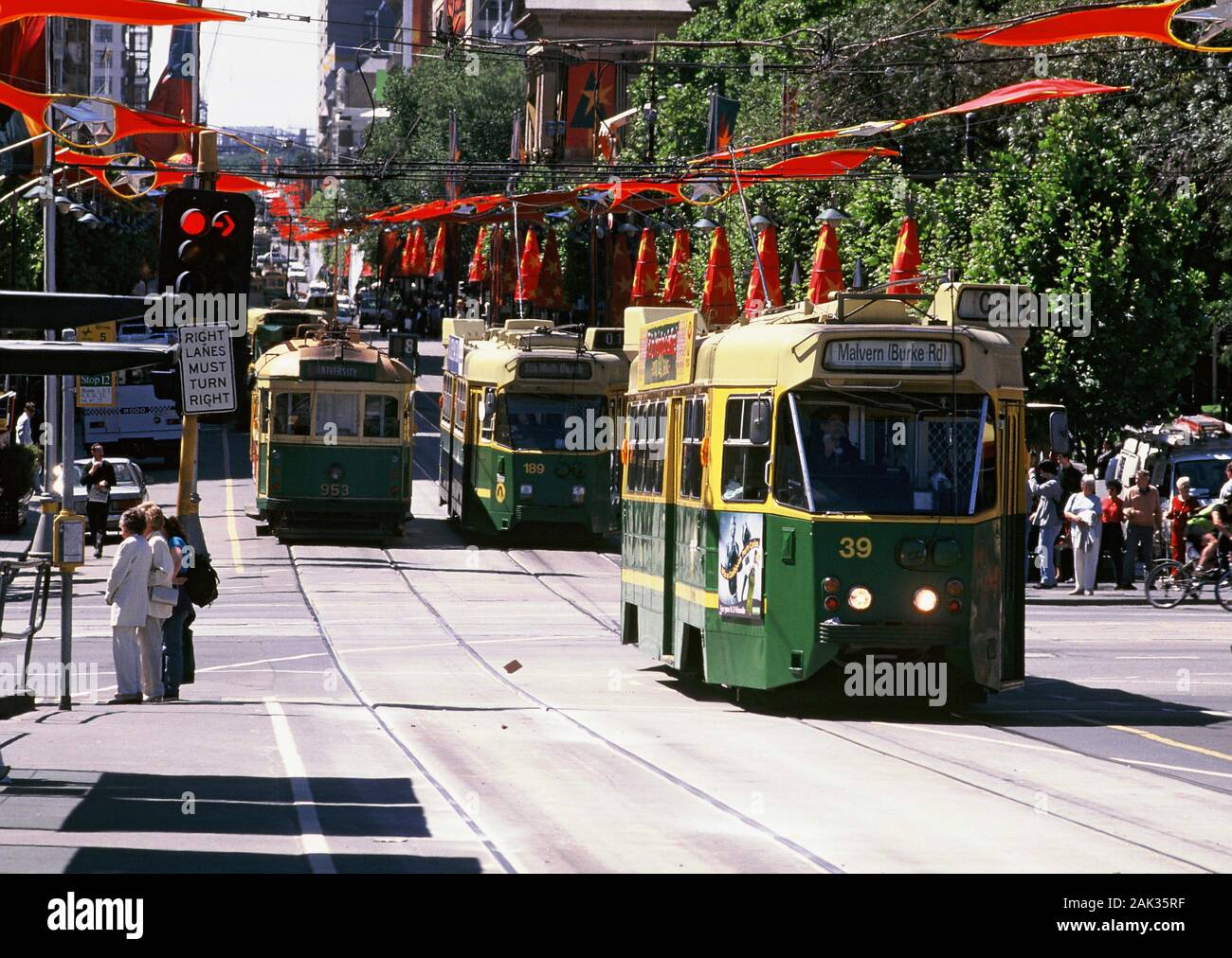 Vista di tramvie per le strade di Melbourne. Essi sono un punto di riferimento della capitale dello stato australiano Victoria, Australia. Non datata (foto) | USA Foto Stock