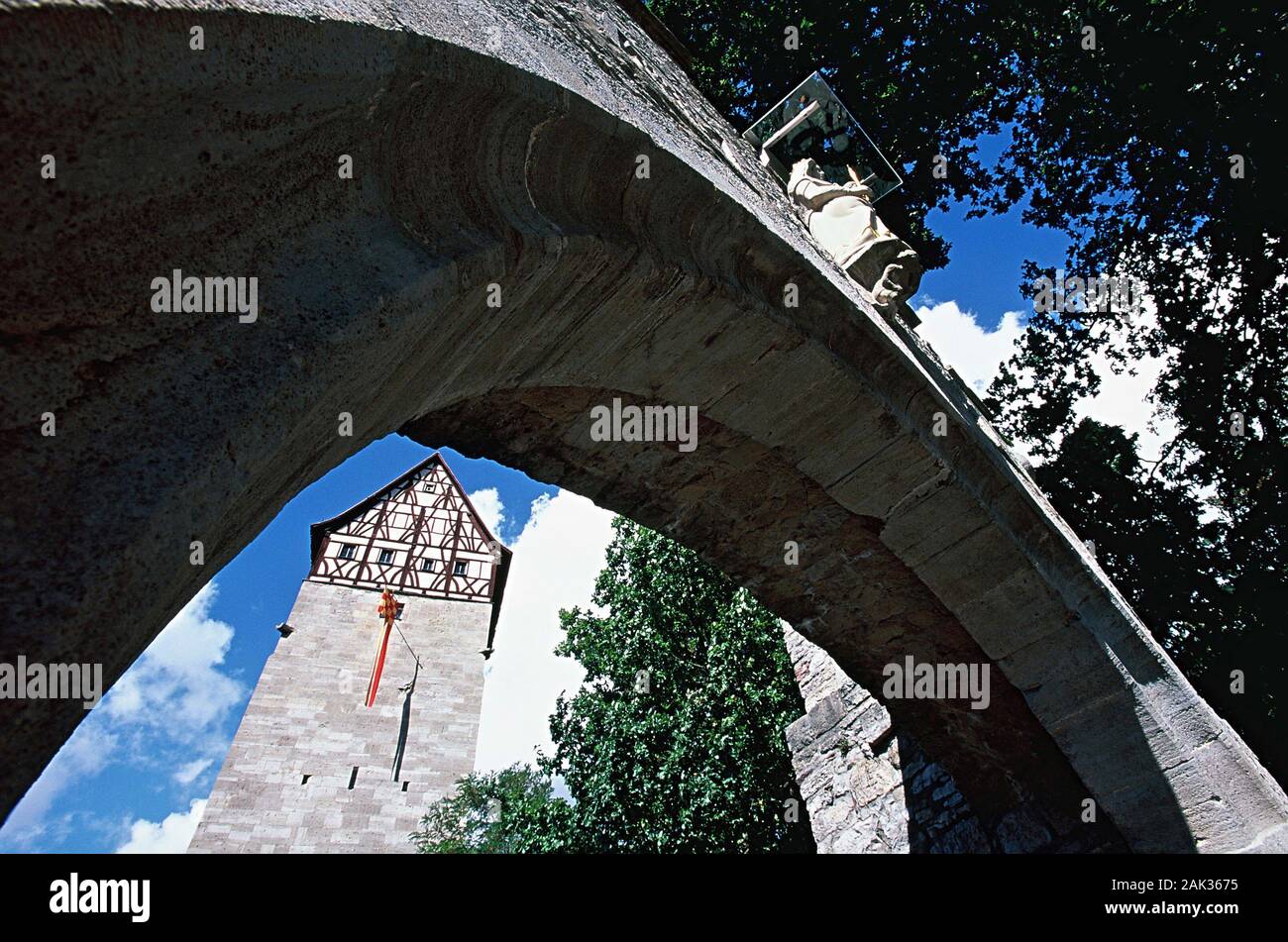 Vista attraverso la Jörgen cancello in Münnerstadt in bavarese del Rhon montagne, Germania. Non datata (foto) | utilizzo in tutto il mondo Foto Stock