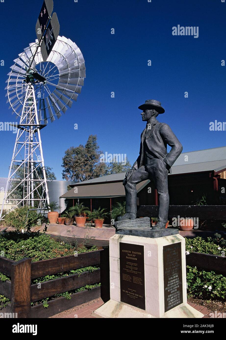 Il bronzo Jolly Swagman statua in Winton (Queensland), Australia, è un omaggio al poeta australiano Banjo Paterson, lo scrittore non ufficiale del na Foto Stock