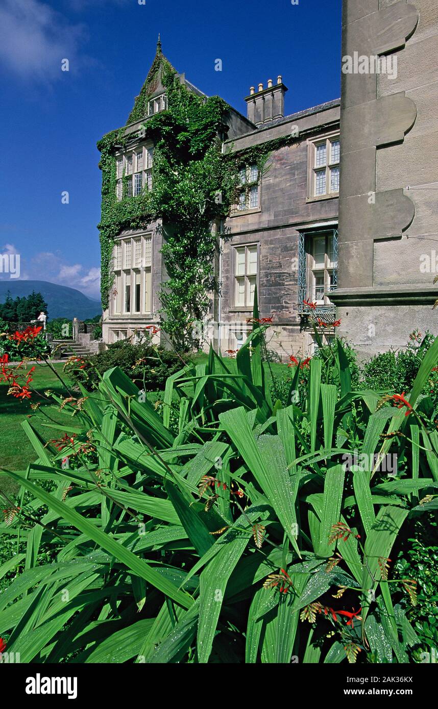 Rifilato giardini circondano il XIX secolo manor di Muckross House, che ospita un museo e si trova nel Bourn Vincent Memorial Park in Killar Foto Stock