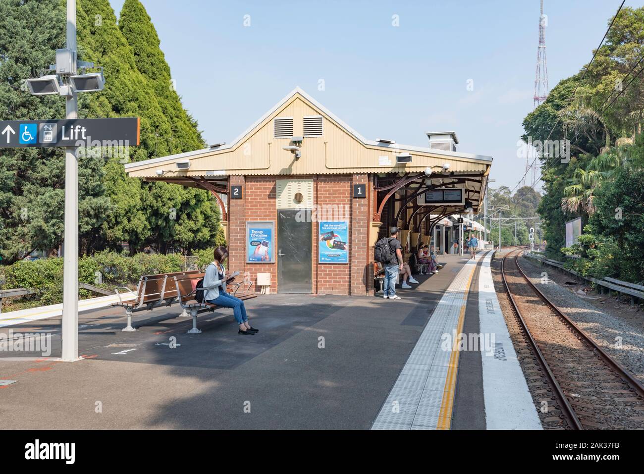 Artarmon stazione è uno degli originali North Shore stazioni della linea costruita come una singola piattaforma di linea nel 1916 poi aggiunto a nel 1928 con la seconda linea. Foto Stock