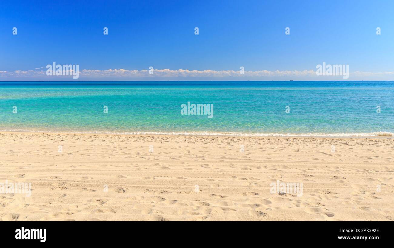 Vista da Miami Beach sulla spiaggia di acque turchesi dell'oceano con il blu del cielo senza persone Foto Stock