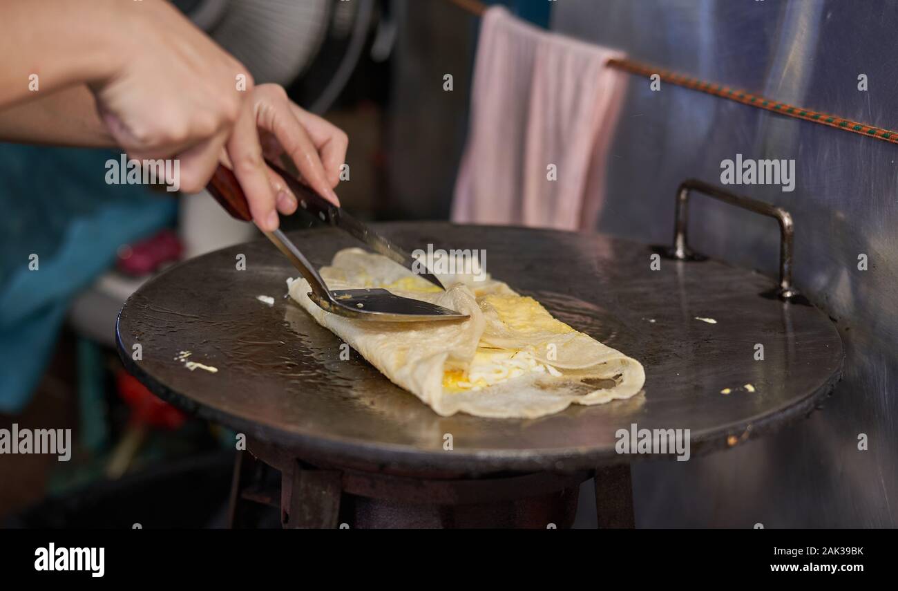 Lo Chef di cucina è un tradizionale tailandese Thai dessert Roti su un mercato di notte a Bangkok, in Thailandia Foto Stock