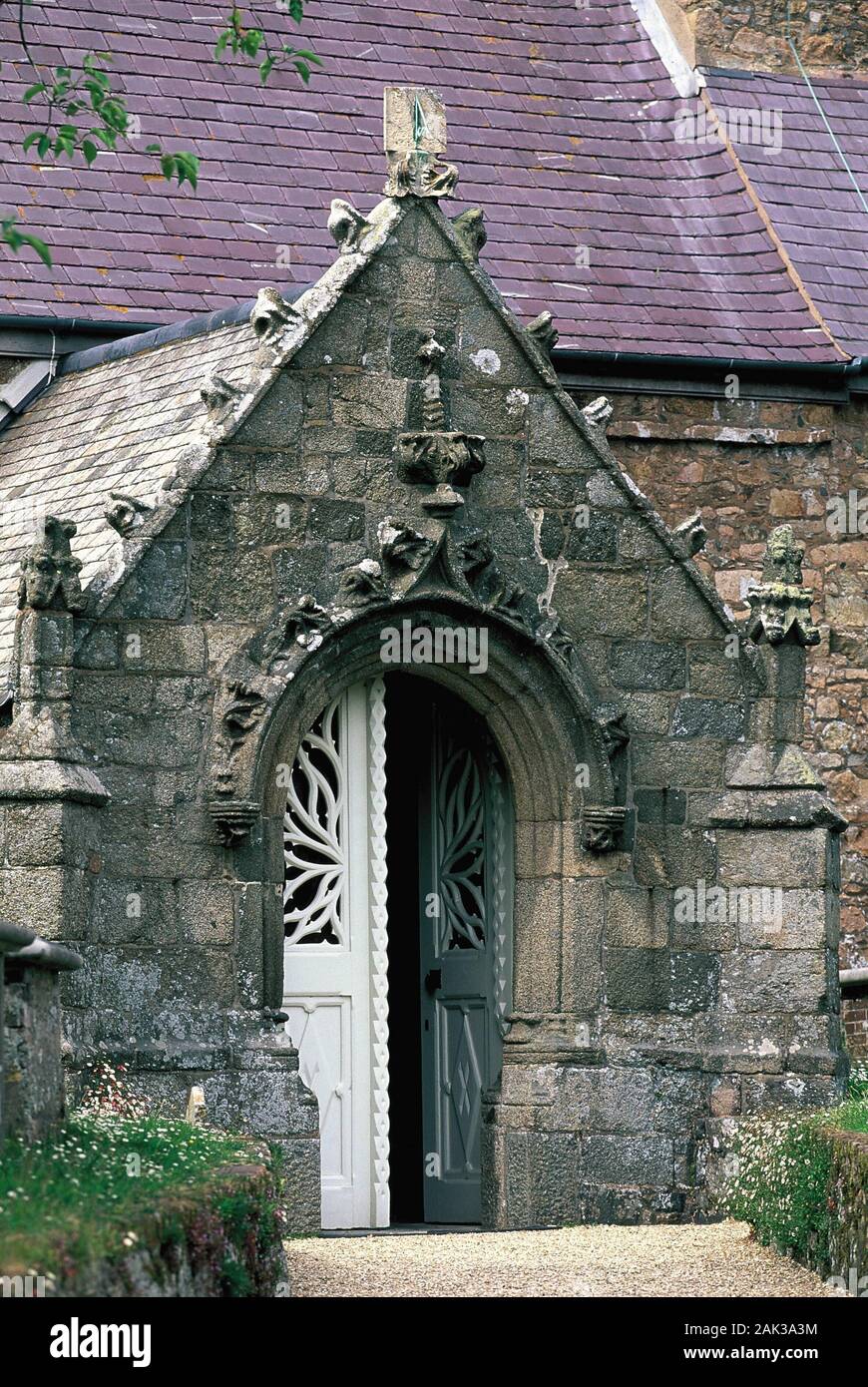 Vista del portale della chiesa parrocchiale di San Martin de la Bellouse in San Martin sull'isola di Guernsey. La chiesa risale al XIII centur Foto Stock