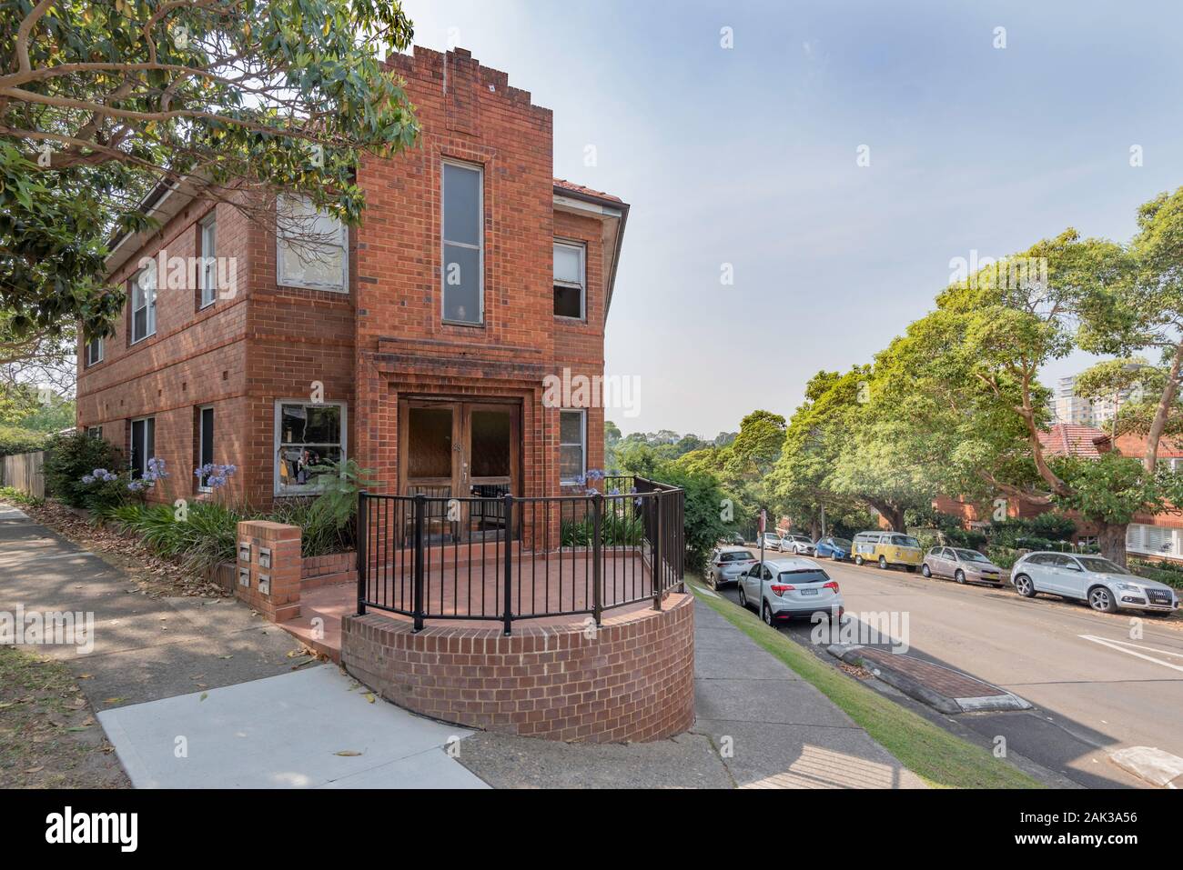 Una altezza doppia o due storia Art Deco apartment block riempie una stretta proprietà angolare sull'angolo di Artarmon e Elizabeth strade ad Artarmon Foto Stock