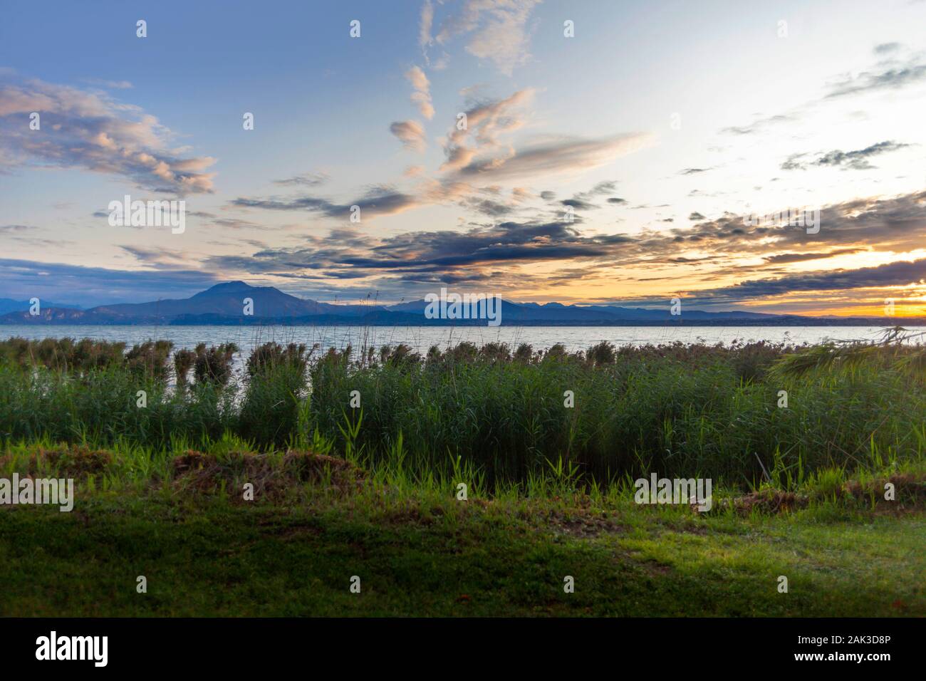 Panorama dal lago di Garda, linea costiera vicina alla città di Sirmione , Italia Foto Stock