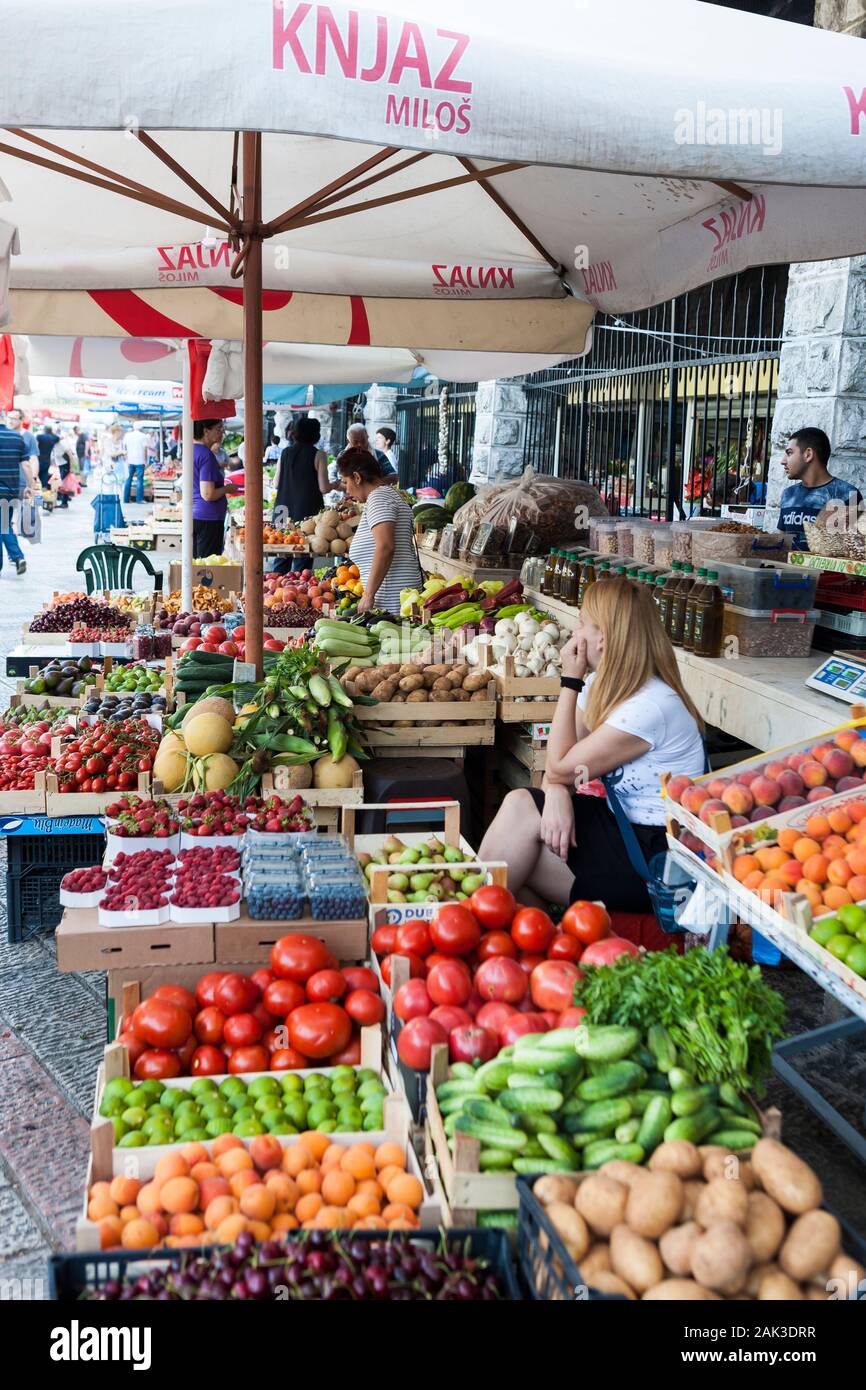 Bancarelle di frutta e verdura del mercato, Kotor, Montenegro Foto Stock