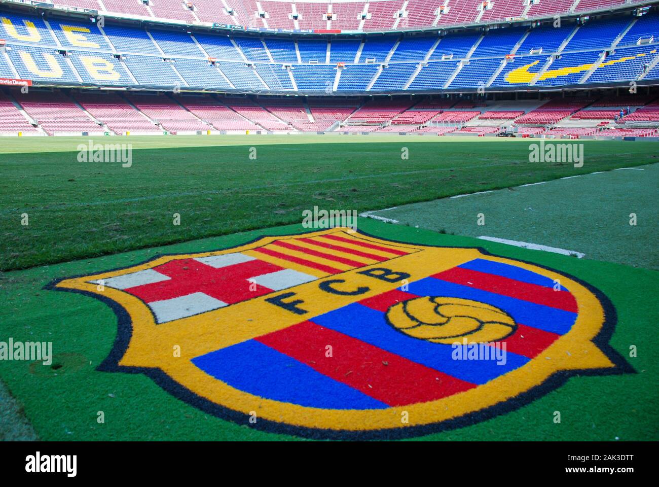 Barcellona, Spagna - Luglio 2013 : FC Barcelona il logo presso il Camp Nou stadium campo. Foto Stock