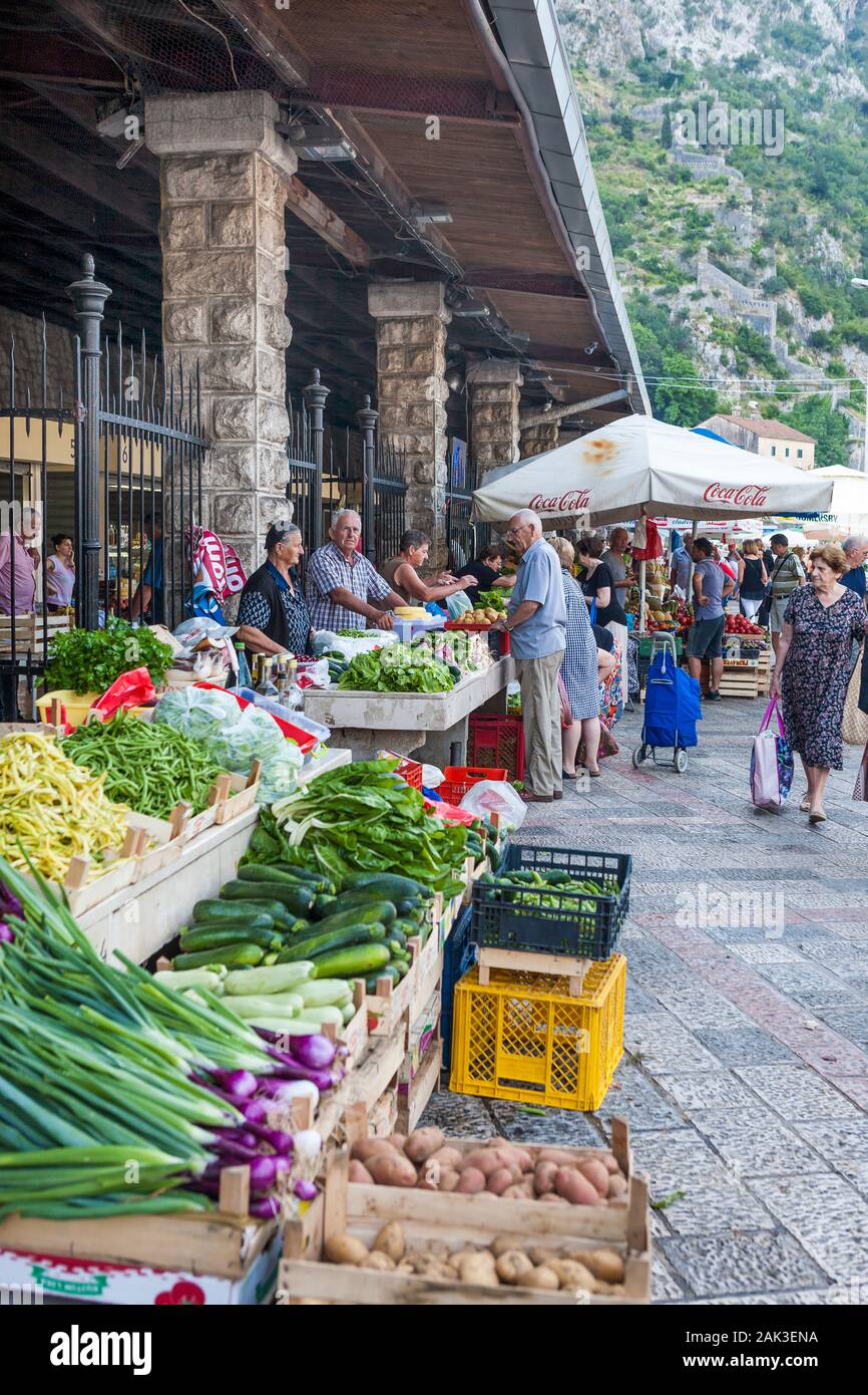 Bancarelle di frutta e verdura del mercato, Kotor, Montenegro Foto Stock