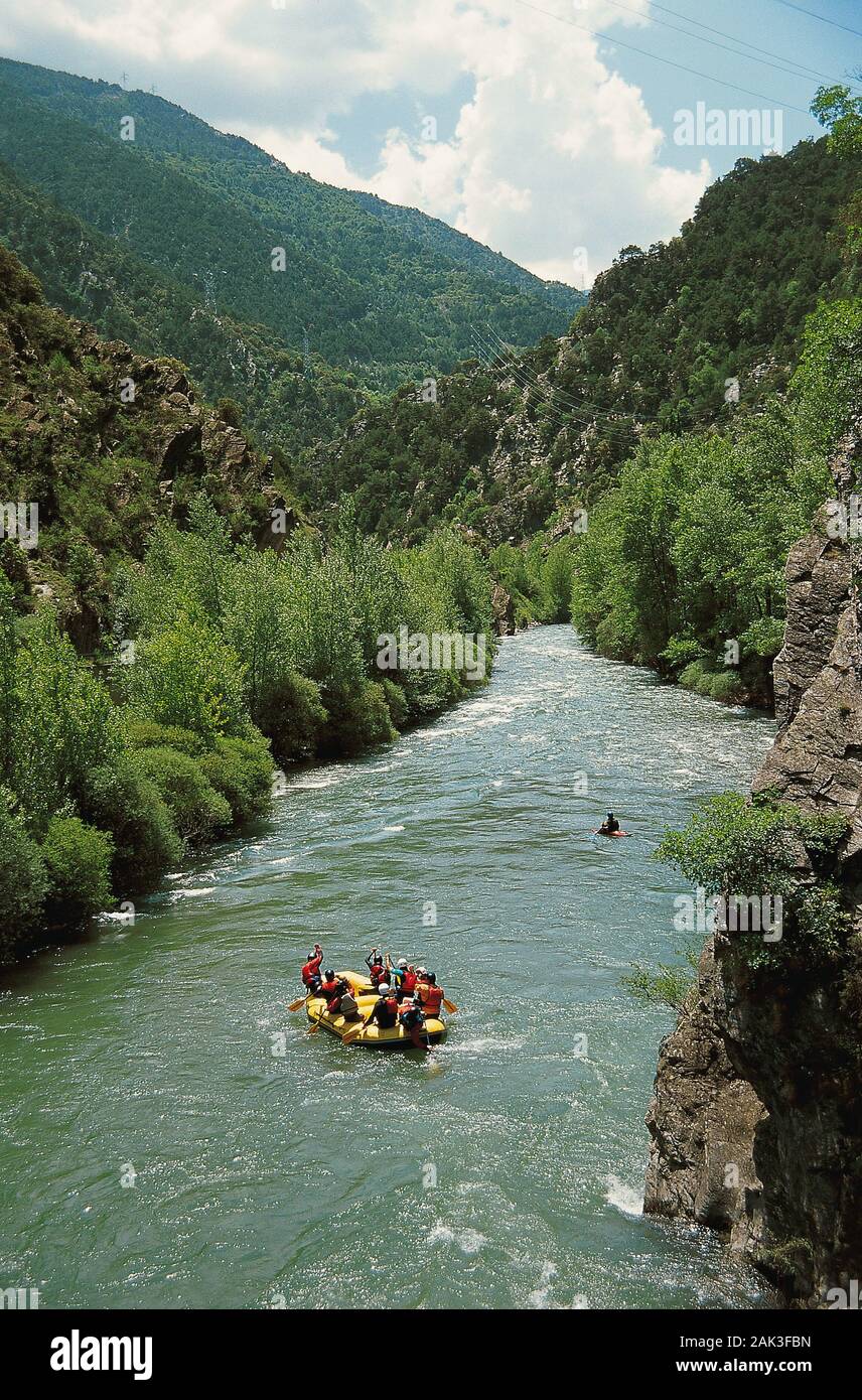 Il Noguera Pallaresa fiume è il più popolare area di rafting in Catalogna. Qui una barca di rafting sulla parte più selvaggia del fiume tra ordinamento e lla Foto Stock