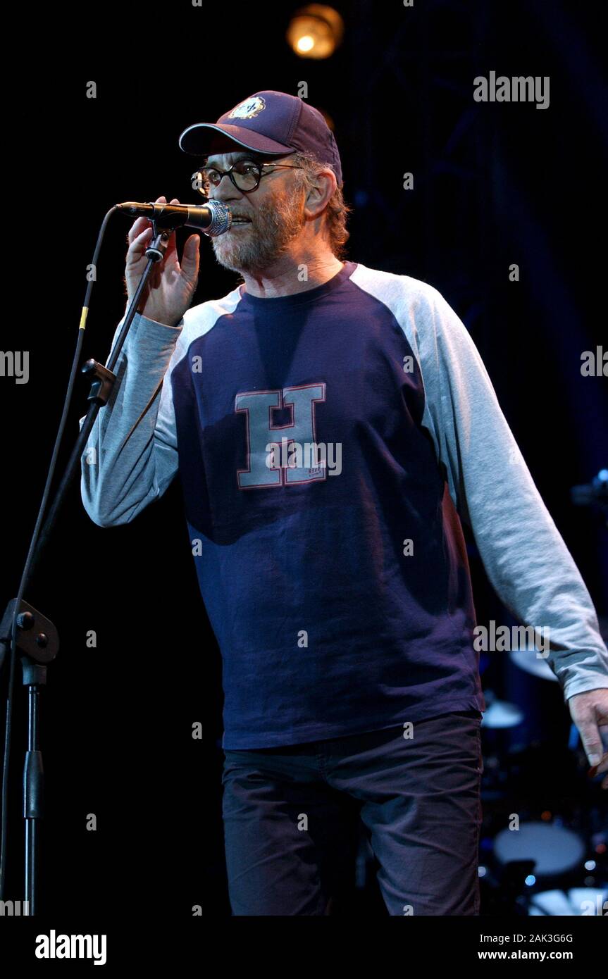 Milano 21 maggio 2005 : concerto dal vivo di Francesco De Gregori , presso il Forum Assago : il cantante Francesco De Gregori durante il concerto Foto Stock