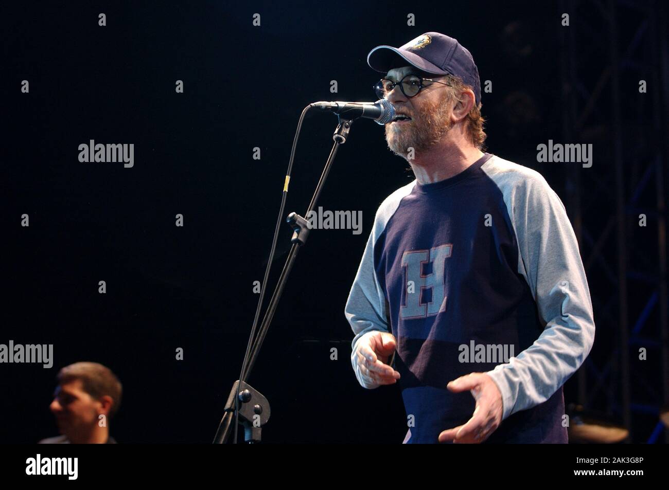 Milano 21 maggio 2005 : concerto dal vivo di Francesco De Gregori , presso il Forum Assago : il cantante Francesco De Gregori durante il concerto Foto Stock