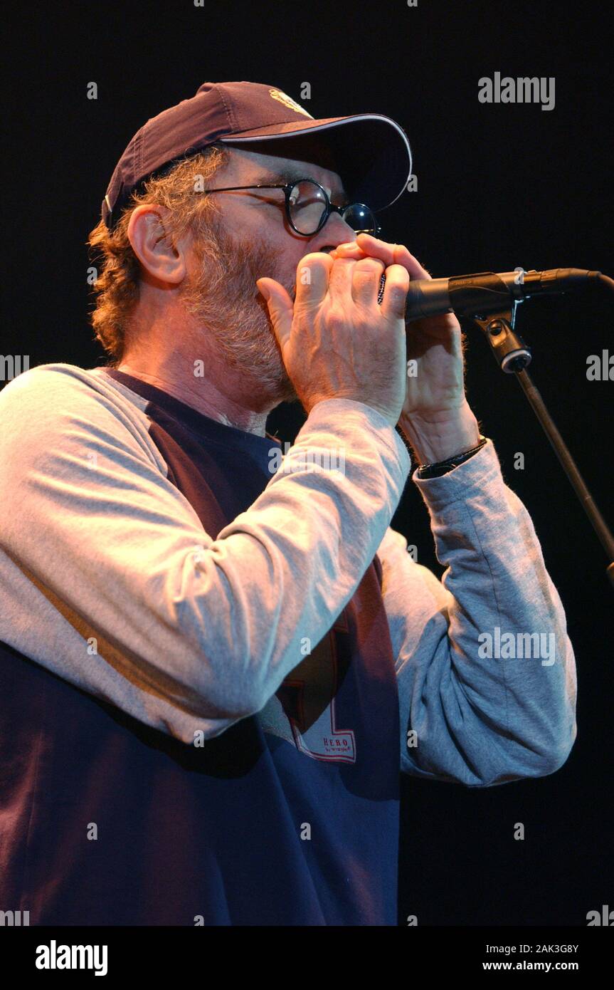 Milano 21 maggio 2005 : concerto dal vivo di Francesco De Gregori , presso il Forum Assago : il cantante Francesco De Gregori durante il concerto Foto Stock