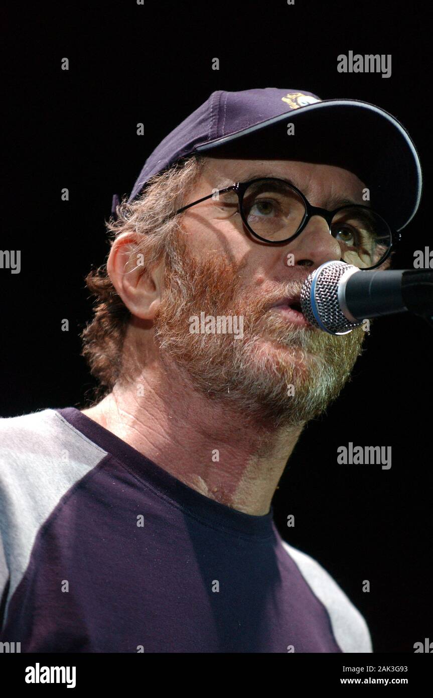 Milano 21 maggio 2005 : concerto dal vivo di Francesco De Gregori , presso il Forum Assago : il cantante Francesco De Gregori durante il concerto Foto Stock