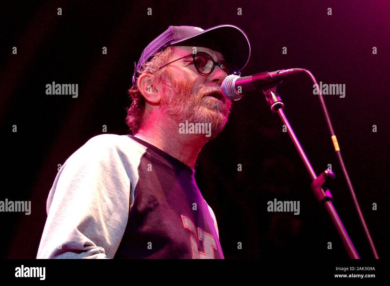 Milano 21 maggio 2005 : concerto dal vivo di Francesco De Gregori , presso il Forum Assago : il cantante Francesco De Gregori durante il concerto Foto Stock