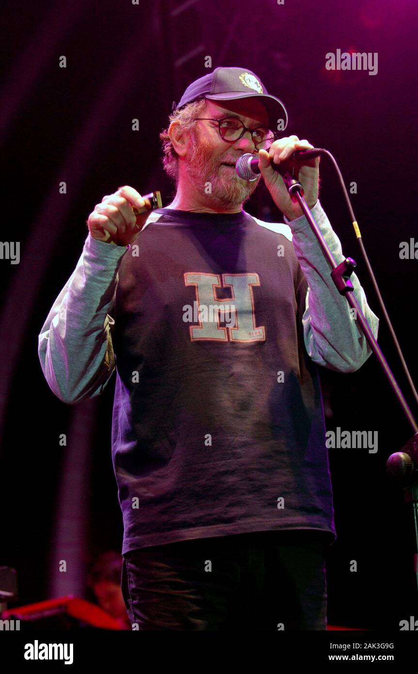 Milano 21 maggio 2005 : concerto dal vivo di Francesco De Gregori , presso il Forum Assago : il cantante Francesco De Gregori durante il concerto Foto Stock