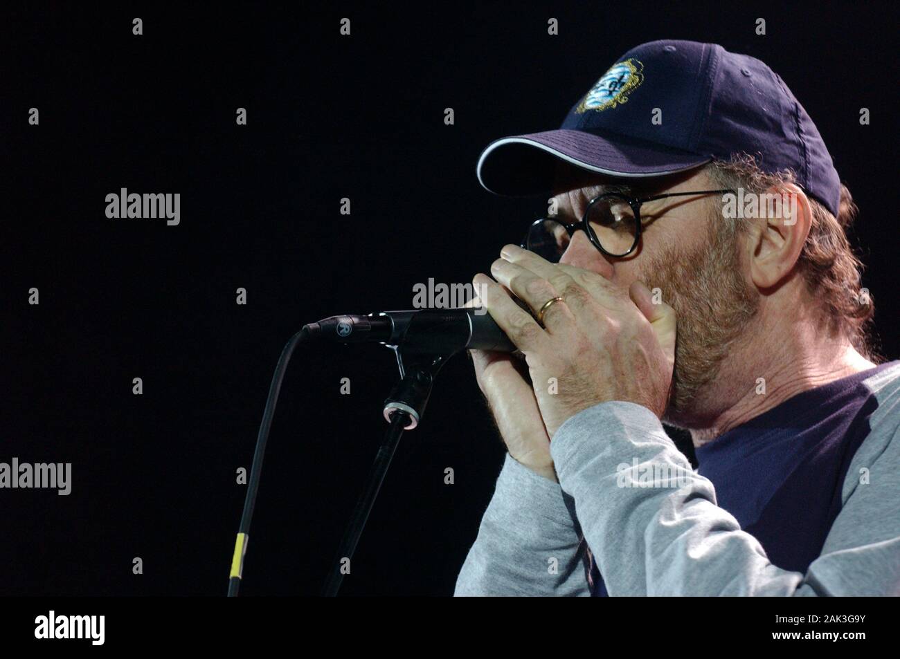 Milano 21 maggio 2005 : concerto dal vivo di Francesco De Gregori , presso il Forum Assago : il cantante Francesco De Gregori durante il concerto Foto Stock