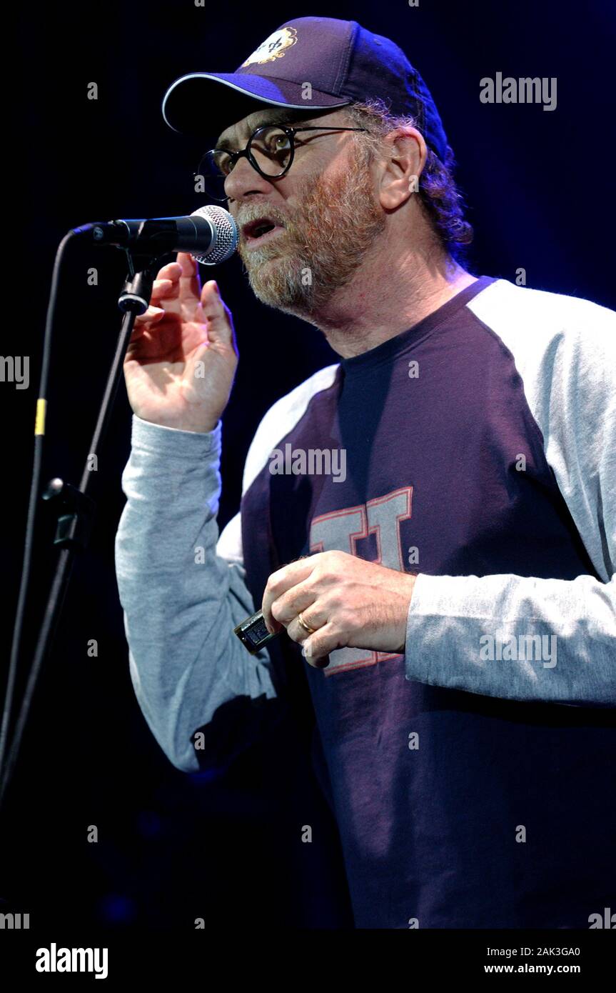 Milano 21 maggio 2005 : concerto dal vivo di Francesco De Gregori , presso il Forum Assago : il cantante Francesco De Gregori durante il concerto Foto Stock