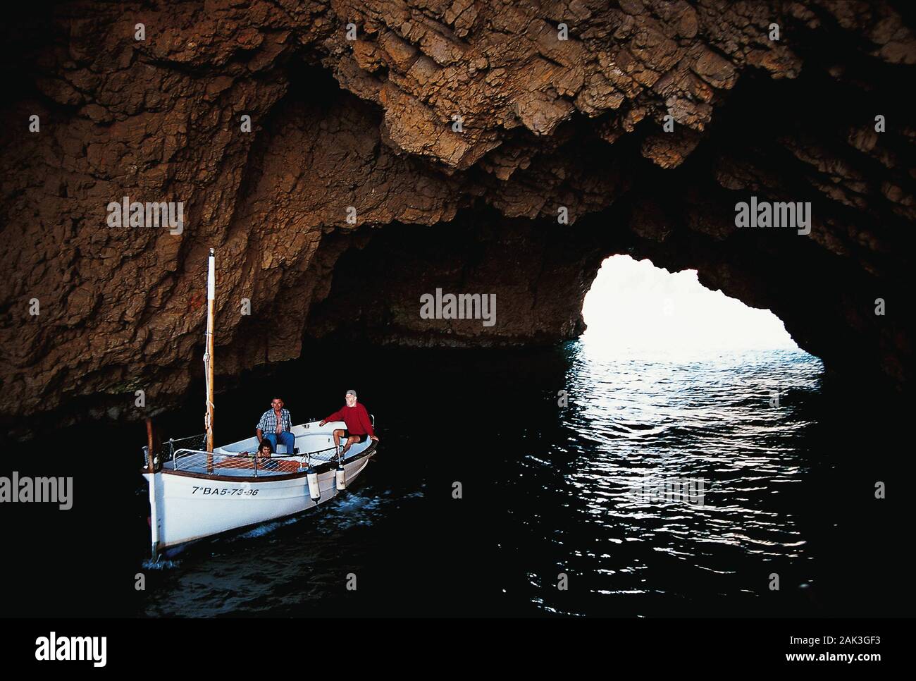 La fantastica vista del Roca Foradada dal lato del mare da cui la baia di Cala Farriola deve la sua fama. Con escursione in barca, quale unità lungo la c Foto Stock