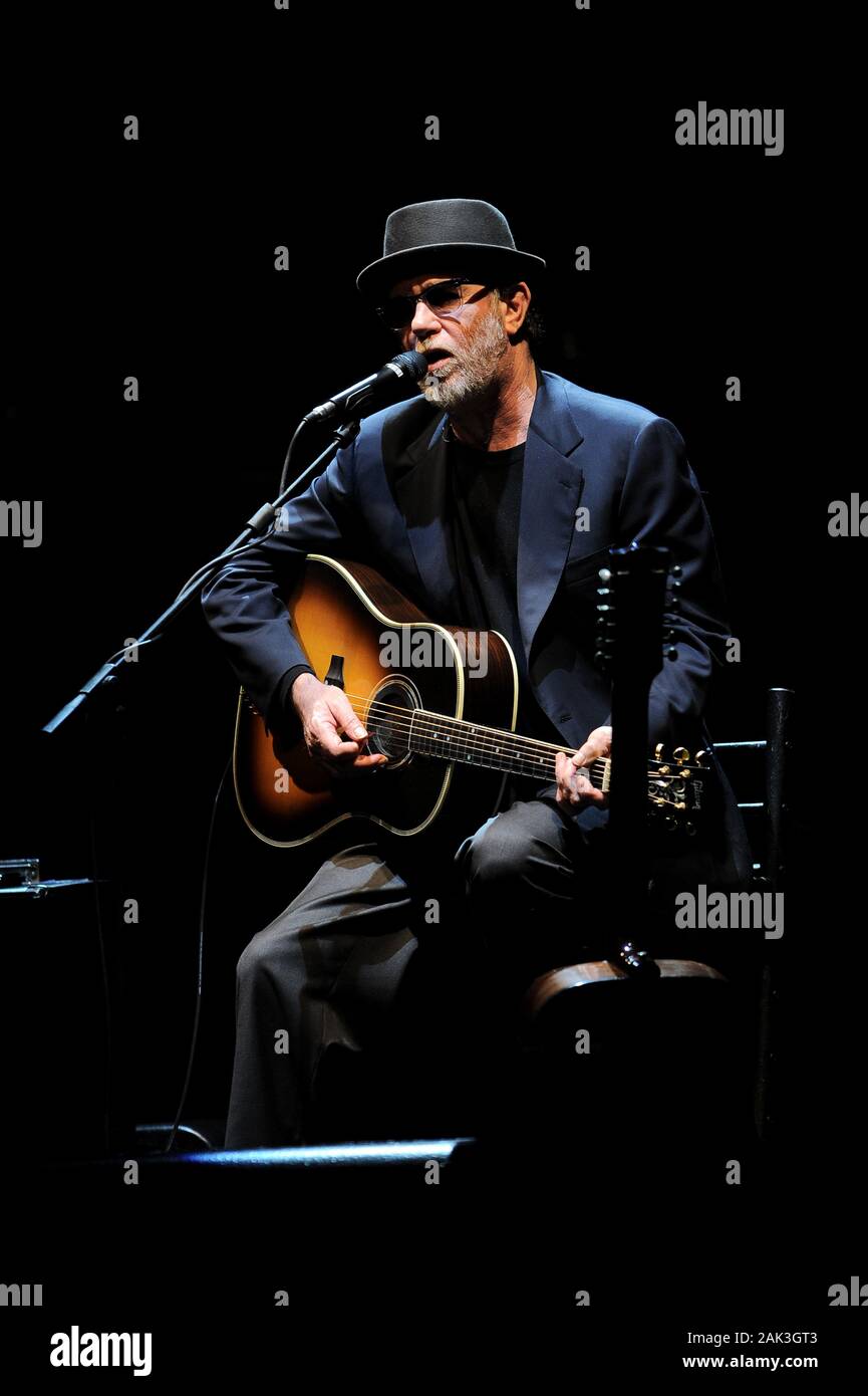 Milano, 05 maggio 2010, concerto dal vivo di Lucio Dalla e Francesco De Gregori al Teatro Arcimboldi : il cantante Lucio Dalla durante il concerto Foto Stock