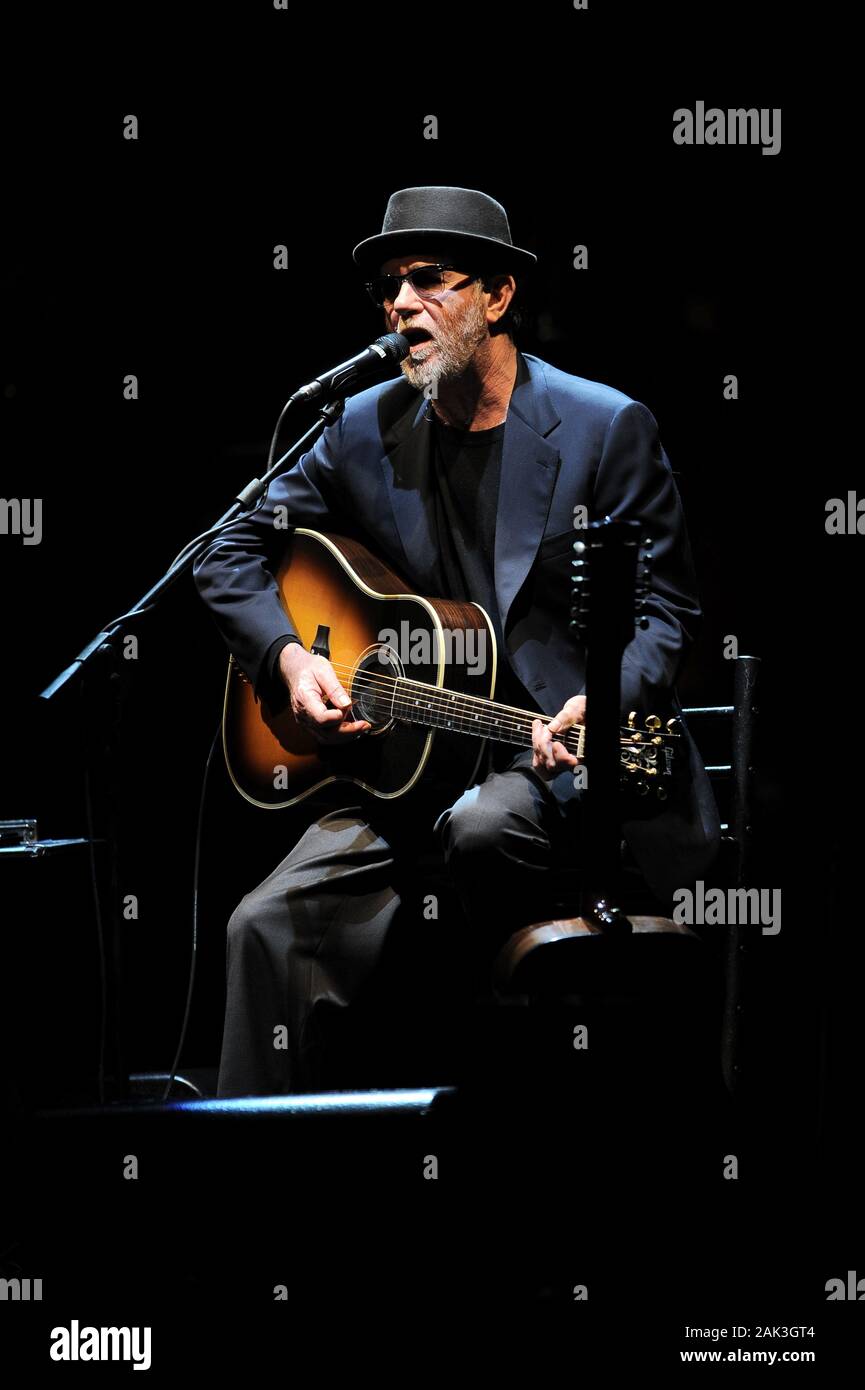 Milano, 05 maggio 2010, concerto dal vivo di Lucio Dalla e Francesco De Gregori al Teatro Arcimboldi : il cantante Lucio Dalla durante il concerto Foto Stock