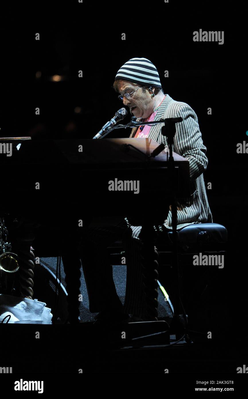 Milano, 05 maggio 2010, concerto dal vivo di Lucio Dalla e Francesco De Gregori al Teatro Arcimboldi : il cantante Lucio Dalla durante il concerto Foto Stock