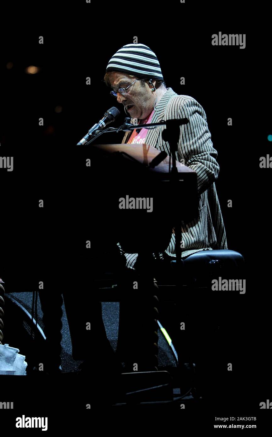 Milano, 05 maggio 2010, concerto dal vivo di Lucio Dalla e Francesco De Gregori al Teatro Arcimboldi : il cantante Lucio Dalla durante il concerto Foto Stock