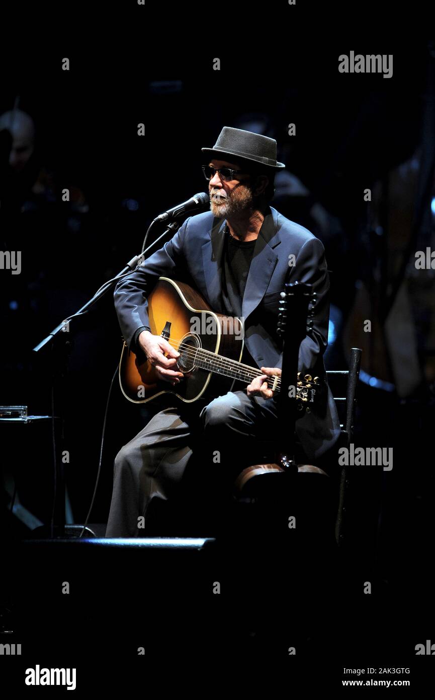 Milano, 05 maggio 2010, concerto dal vivo di Lucio Dalla e Francesco De Gregori al Teatro Arcimboldi : il cantante Lucio Dalla durante il concerto Foto Stock