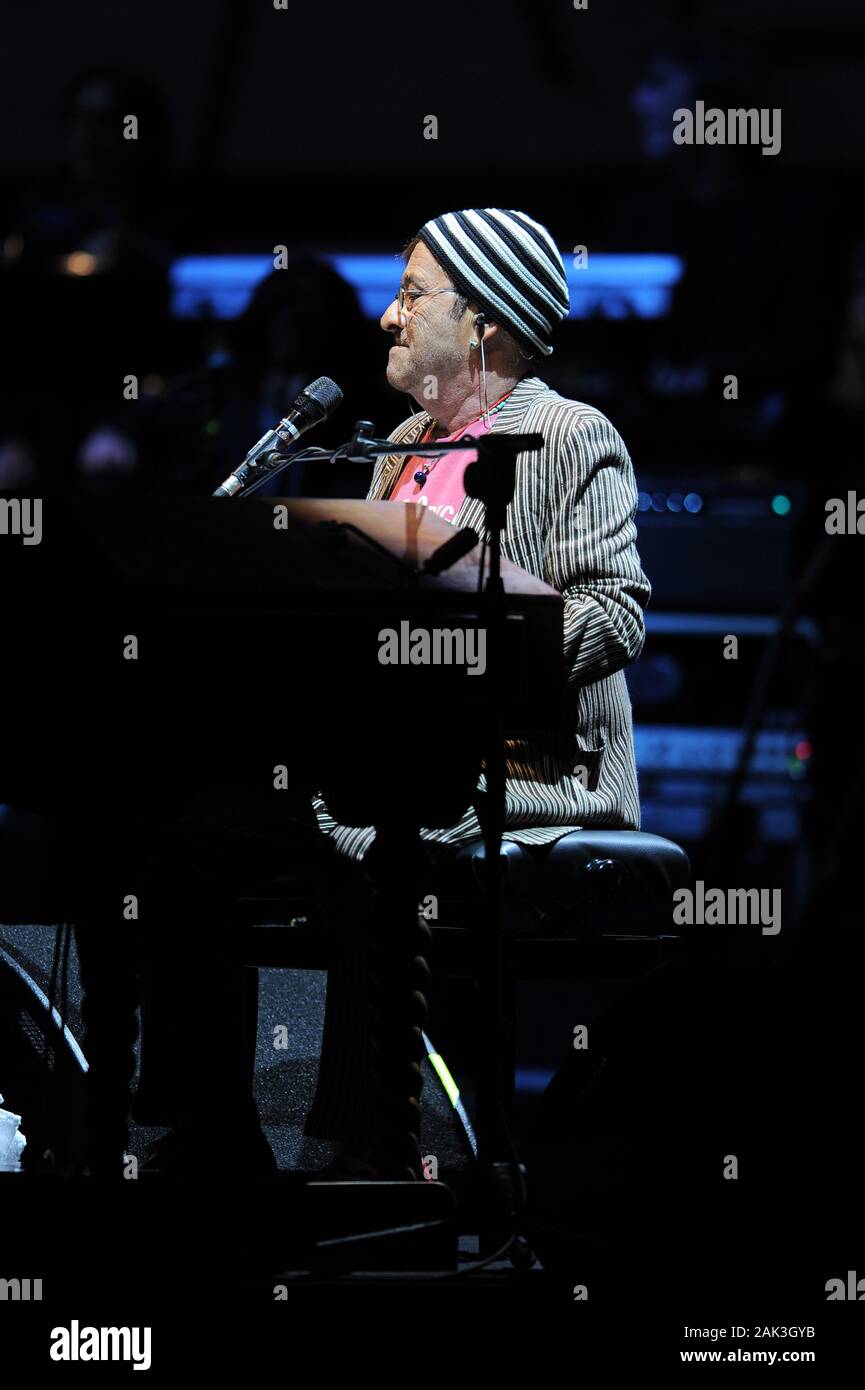 Milano, 05 maggio 2010, concerto dal vivo di Lucio Dalla e Francesco De Gregori al Teatro Arcimboldi : il cantante Lucio Dalla durante il concerto Foto Stock