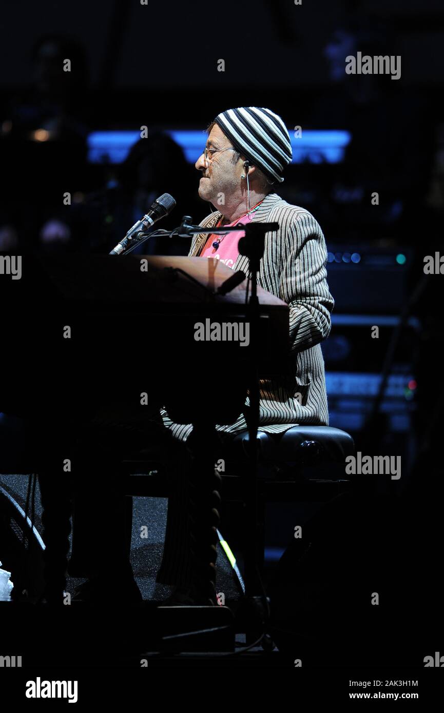 Milano, 05 maggio 2010, concerto dal vivo di Lucio Dalla e Francesco De Gregori al Teatro Arcimboldi : il cantante Lucio Dalla durante il concerto Foto Stock