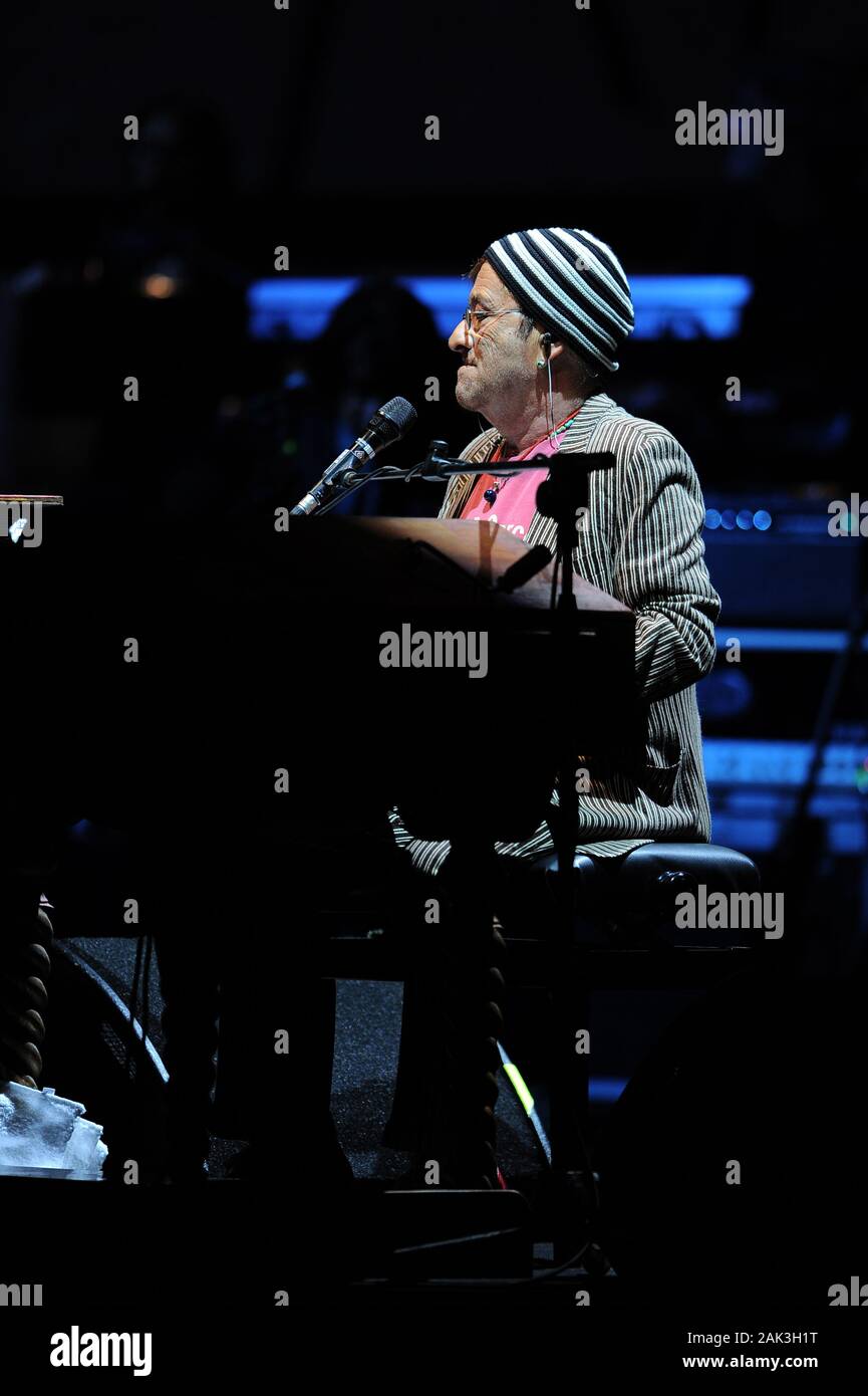 Milano, 05 maggio 2010, concerto dal vivo di Lucio Dalla e Francesco De Gregori al Teatro Arcimboldi : il cantante Lucio Dalla durante il concerto Foto Stock