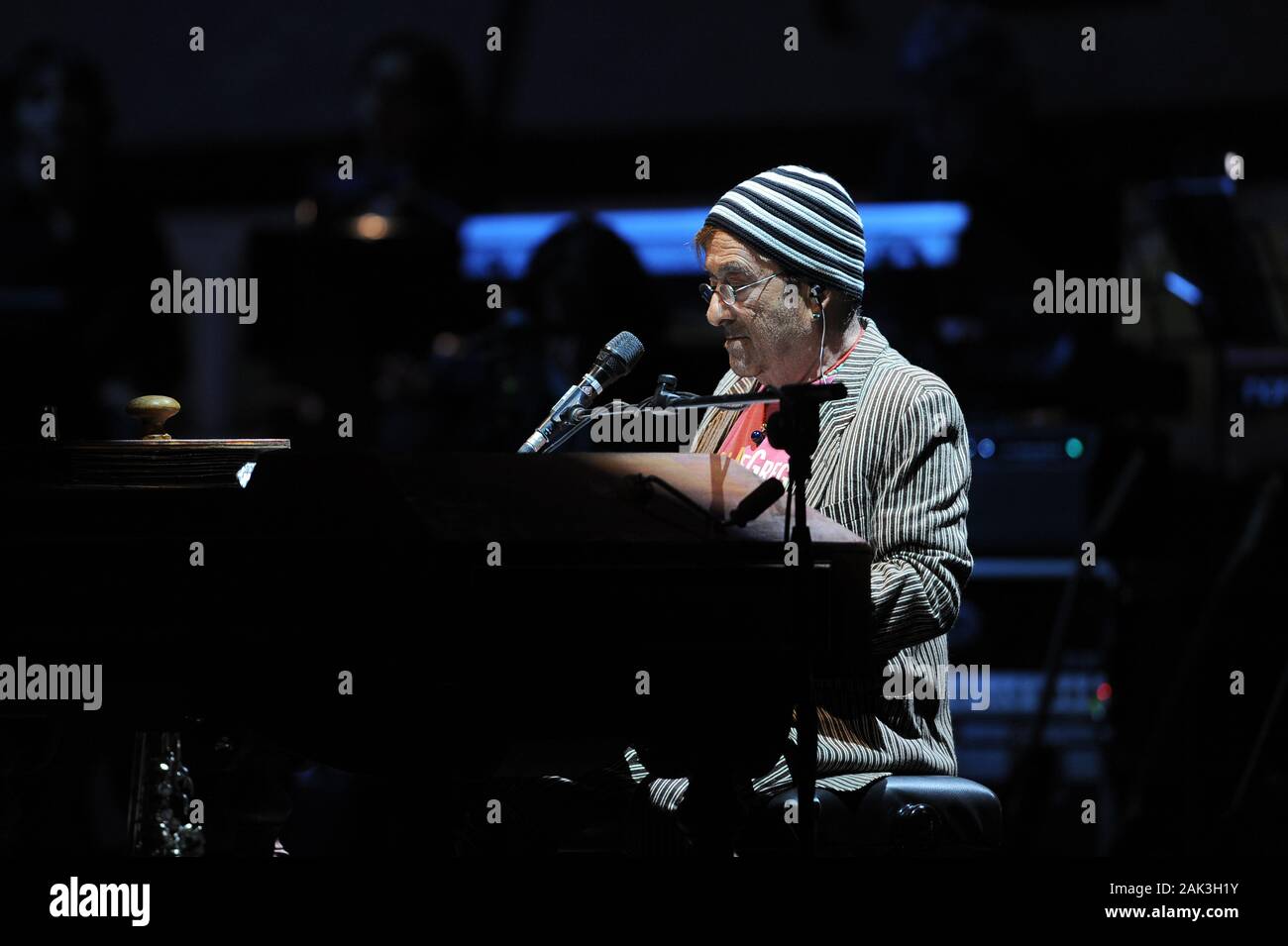 Milano, 05 maggio 2010, concerto dal vivo di Lucio Dalla e Francesco De Gregori al Teatro Arcimboldi : il cantante Lucio Dalla durante il concerto Foto Stock