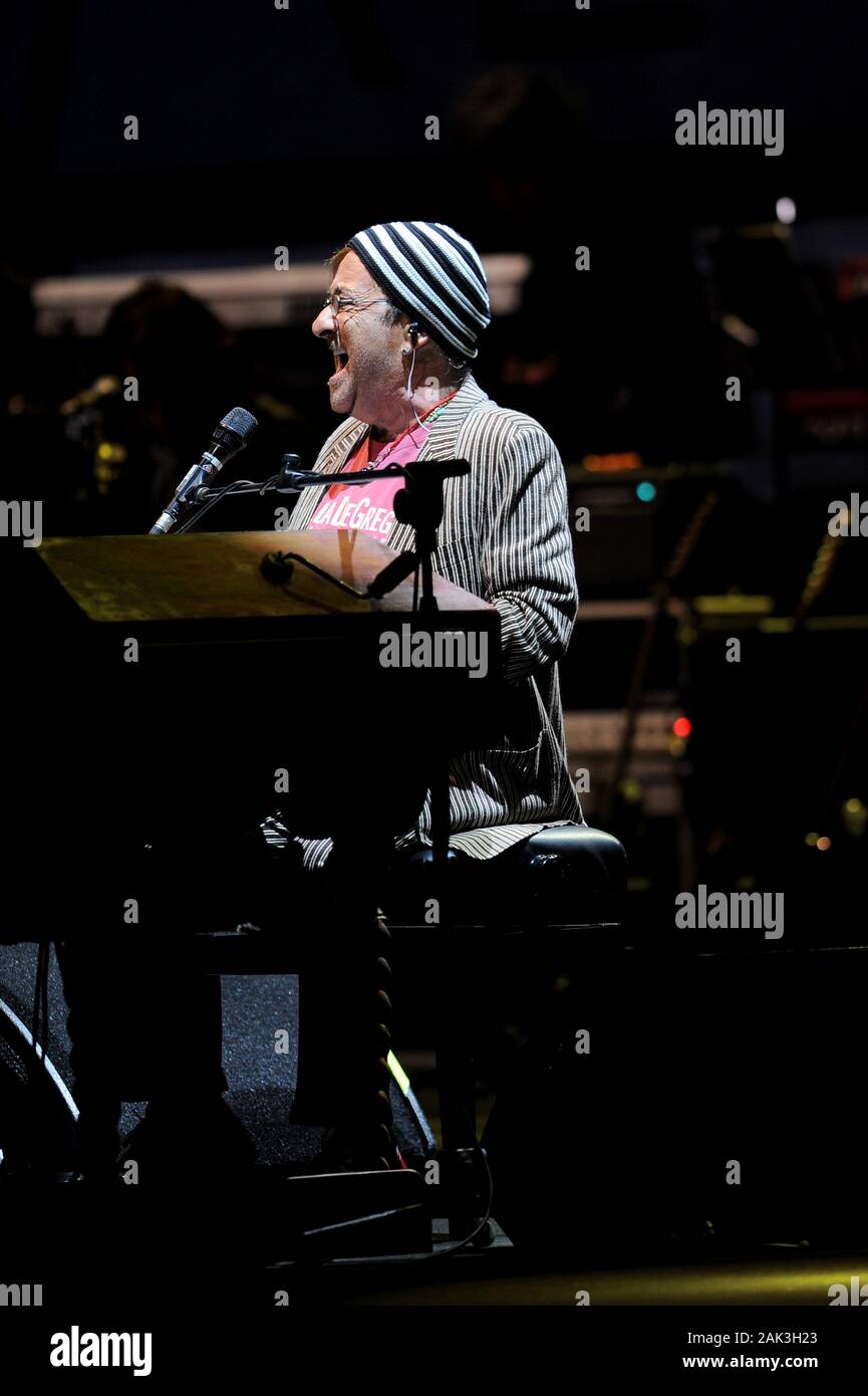 Milano, 05 maggio 2010, concerto dal vivo di Lucio Dalla e Francesco De Gregori al Teatro Arcimboldi : il cantante Lucio Dalla durante il concerto Foto Stock
