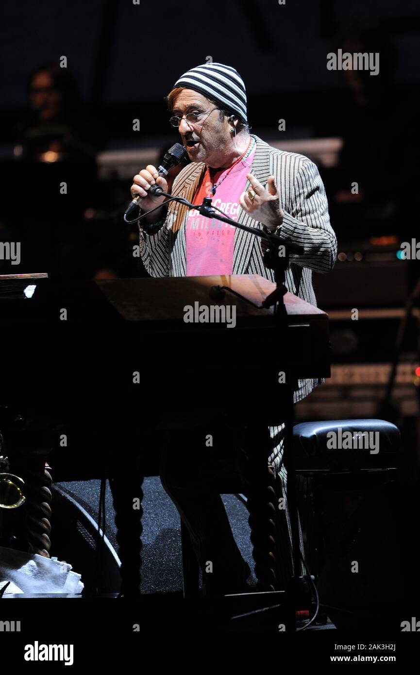 Milano, 05 maggio 2010, concerto dal vivo di Lucio Dalla e Francesco De Gregori al Teatro Arcimboldi : il cantante Lucio Dalla durante il concerto Foto Stock