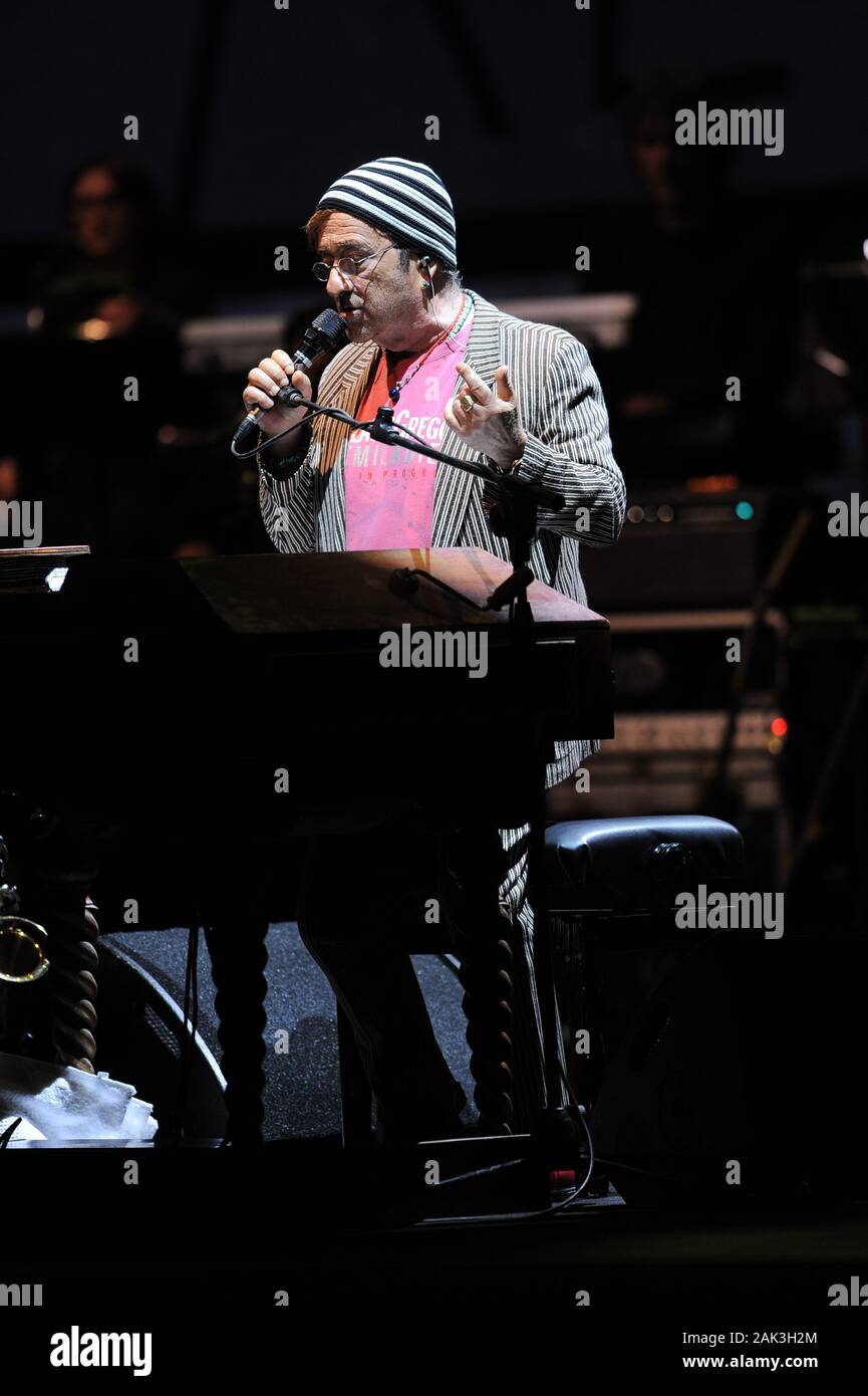 Milano, 05 maggio 2010, concerto dal vivo di Lucio Dalla e Francesco De Gregori al Teatro Arcimboldi : il cantante Lucio Dalla durante il concerto Foto Stock