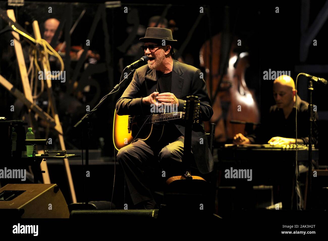 Milano, 05 maggio 2010, concerto dal vivo di Lucio Dalla e Francesco De Gregori al Teatro Arcimboldi : il cantante Lucio Dalla durante il concerto Foto Stock