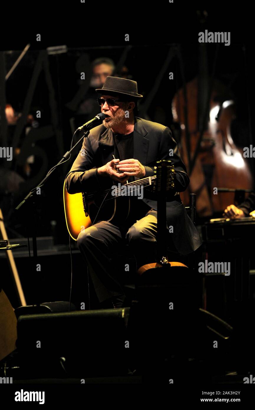 Milano, 05 maggio 2010, concerto dal vivo di Lucio Dalla e Francesco De Gregori al Teatro Arcimboldi : il cantante Lucio Dalla durante il concerto Foto Stock