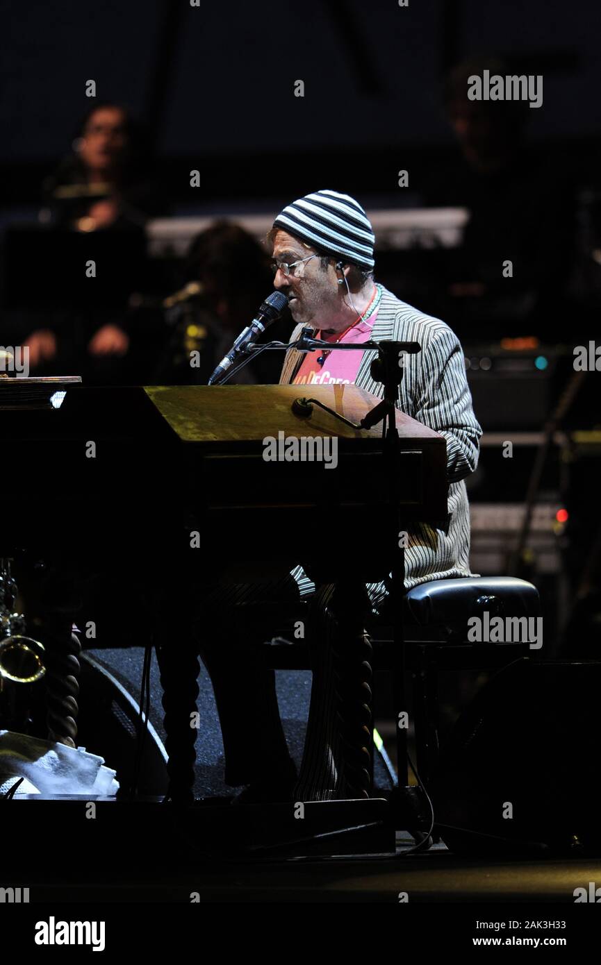 Milano, 05 maggio 2010, concerto dal vivo di Lucio Dalla e Francesco De Gregori al Teatro Arcimboldi : il cantante Lucio Dalla durante il concerto Foto Stock