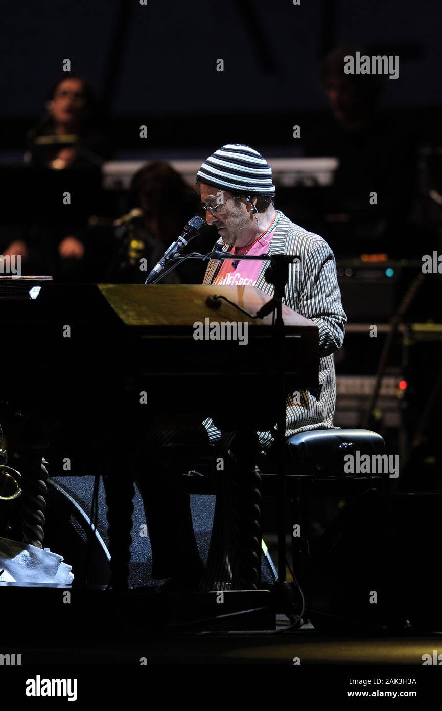 Milano, 05 maggio 2010, concerto dal vivo di Lucio Dalla e Francesco De Gregori al Teatro Arcimboldi : il cantante Lucio Dalla durante il concerto Foto Stock