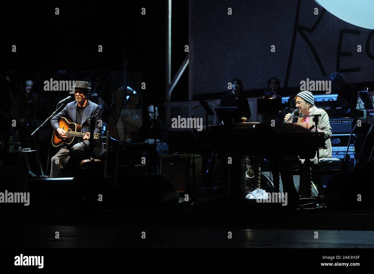 Milano, 05 maggio 2010, concerto dal vivo di Lucio Dalla e Francesco De Gregori al Teatro Arcimboldi : i cantanti Francesco De Gregori e Lucio Dalla durante il concerto Foto Stock